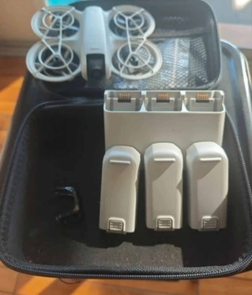 Drone DJI neo 3 batteries et dock de chargement