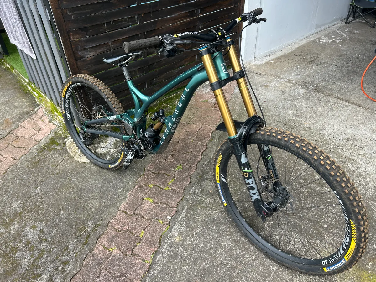 VTT DH Commencal Suprême V4