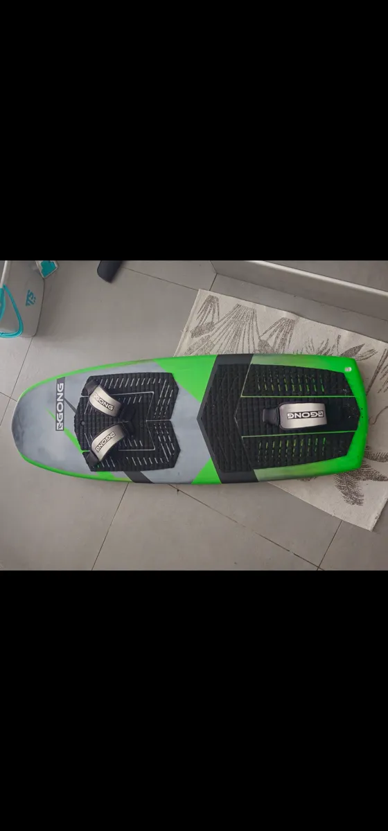 A vendre board de kitefoil 4.8 34L + foil 700 cm2