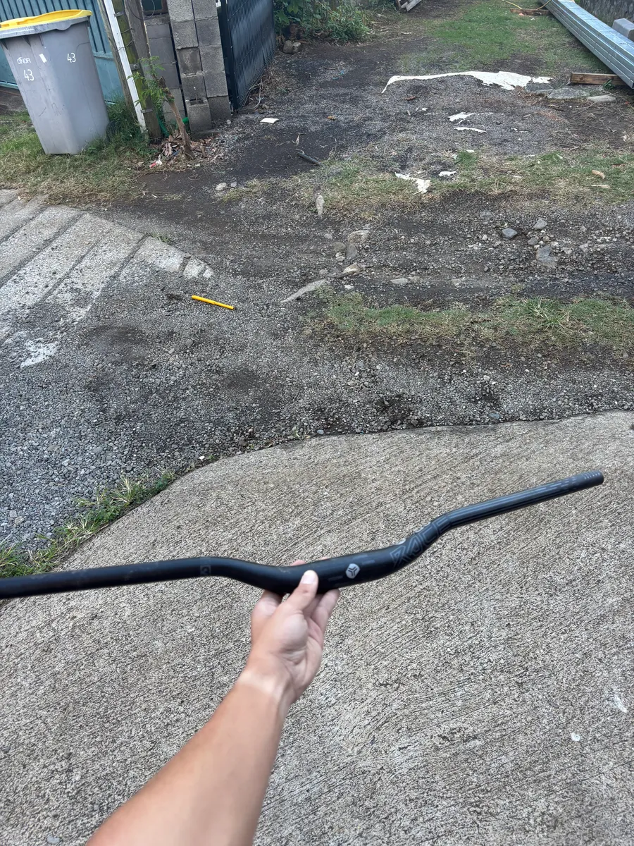Guidon vtt 810mm rize 35mm marque RACE