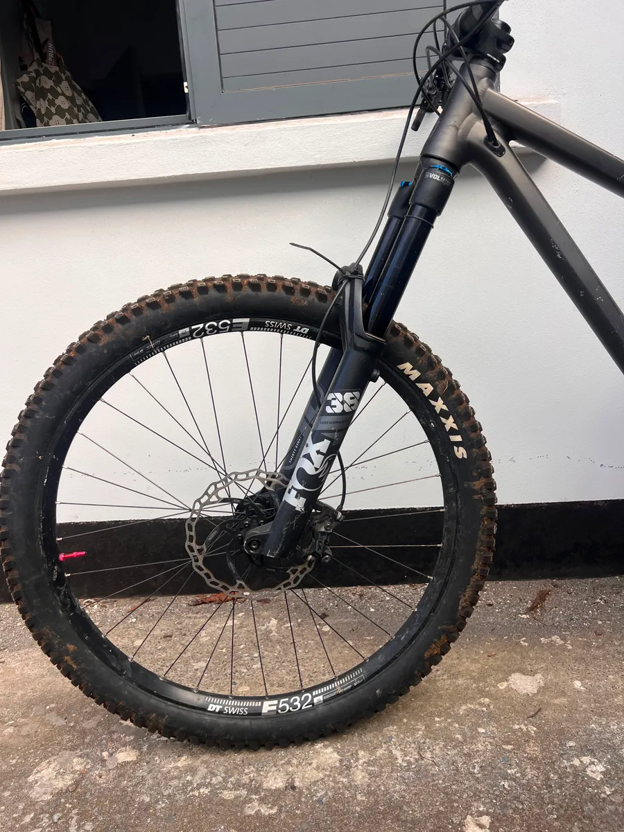 Commencal meta V4 / taille L / 2024