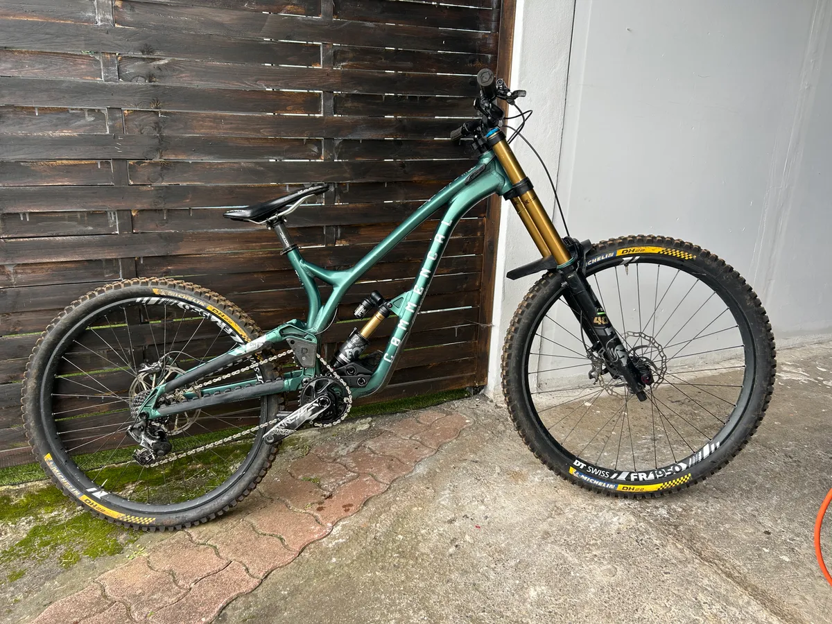 VTT DH Commencal Suprême V4