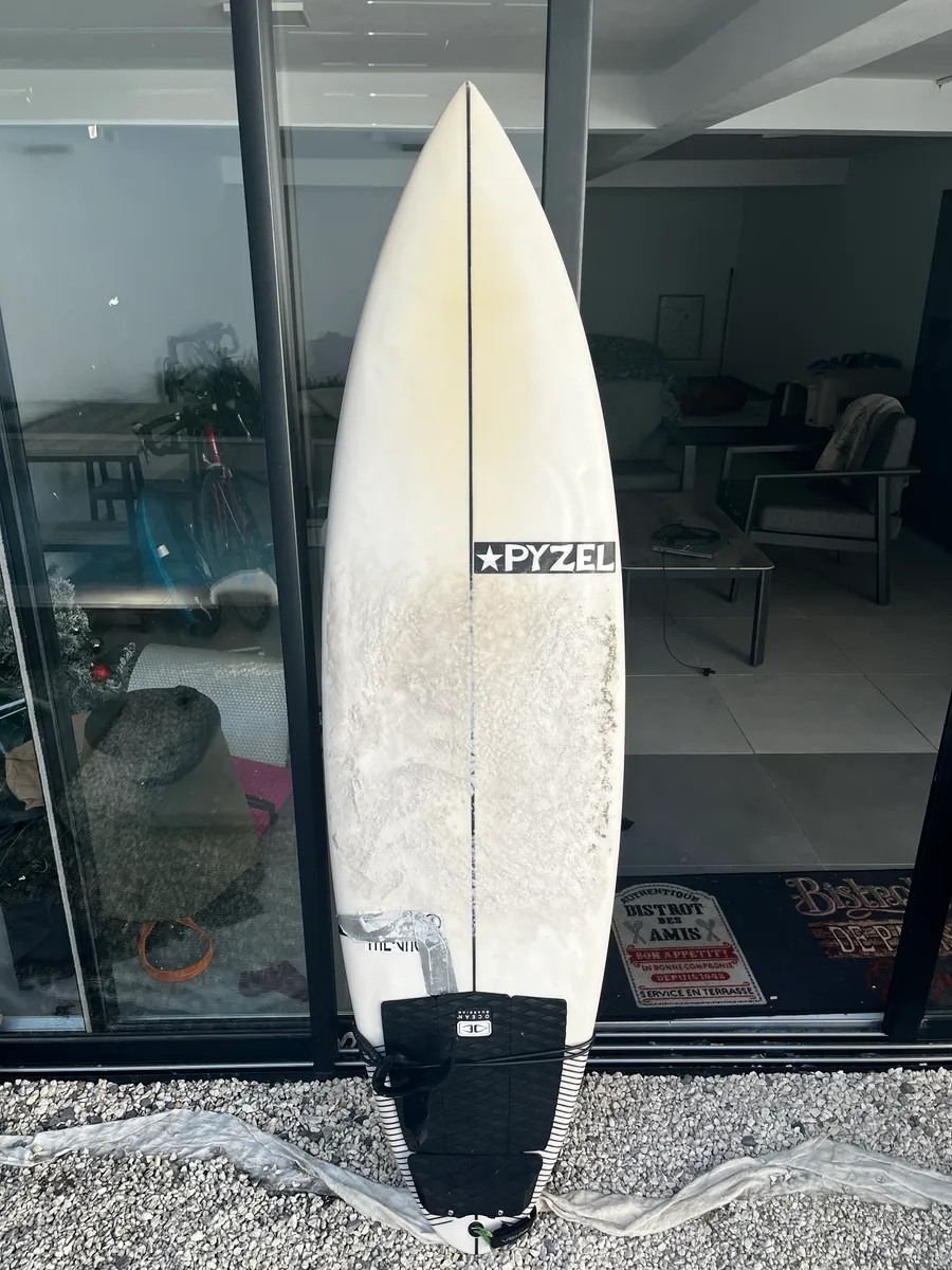 Pyzel Ghost 5’11 - 29 L// Ailerons + Leash